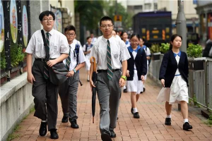 香港的经济快速发展、优美的环境和优越的地理位置使得每年都有相当数量的人口移居香港，今天卓越移民Premiervisa就来给大家简单介绍一下关于香港移民计划有哪些申请条件的内容，可以来看看。

为什么有很多人想要有一个香港身份

1. 想要保全资产的富豪家族;

2. 追求香港国际教育环境的双非家长，子女在内地可以就读外籍国际学校，子女还有通过华侨联考或者dse考试入读国内名校;

3. 出行方便，香港免签168个国家，保留内地户口;

4. 丰富的投资产品也可以更好的避险避税。

香港移民可以读哪些学校

目前为止，香港进修移民可以报读的学校共有12所，包括：香港大学、香港中文大学、香港科技大学、香港理工大学、香港浸会大学、香港城市大学、香港教育大学、香港树仁大学、香港都会大学、香港演艺大学、香港珠海学院和香港恒生大学。而这些学校在全球也排的上号，2021年QS排名上，香港高校在世界排名前100的就有5所。其实港校在专业上选择也多，而英语这个门槛也不是绝对的。如果你英语不过关，可以选择没有语言要求但需要有相关工作经验的专业进行申请，比如：像香港都会大学的中国文学文学硕士、创意写作文学硕士、文化及保育旅游文学硕士、中国环保研究理学硕士等。

香港移民计划有哪些申请条件

(a)根据计划申请人已满18周岁;

(b)在香港及居住地无不良记录;

(c)主申请人在提出申请的前两年，必须拥有不低于1000万港元的净资产;

(d)中国国籍申请人需取得外国永久居民身份证/护照或能证明该国永久居民身份的证明文件;

(e)在向香港入境处递交申请书前的六个月内，或在申请获入境处原则上批准后的六个月内，将不低于1000万港元投资在港府允许的投资项目当中;

(f)能证明有能力支持自己及受养人的生计及提供住所，而无需依赖在香港投资资产所带来的收益、工作入息及公共援助。

香港移民计划有哪些申请条件?今天卓越移民Premiervisa就给大家分享这么多了，香港投资移民的条件并非固定不变，在每年香港投资移民申请及获批数量持续递升的情况下,2018年度政府施政报告时间点也即将到来，香港投资移民政策变预期又收紧，到时处理香港投资移民条件可能又会改善。
